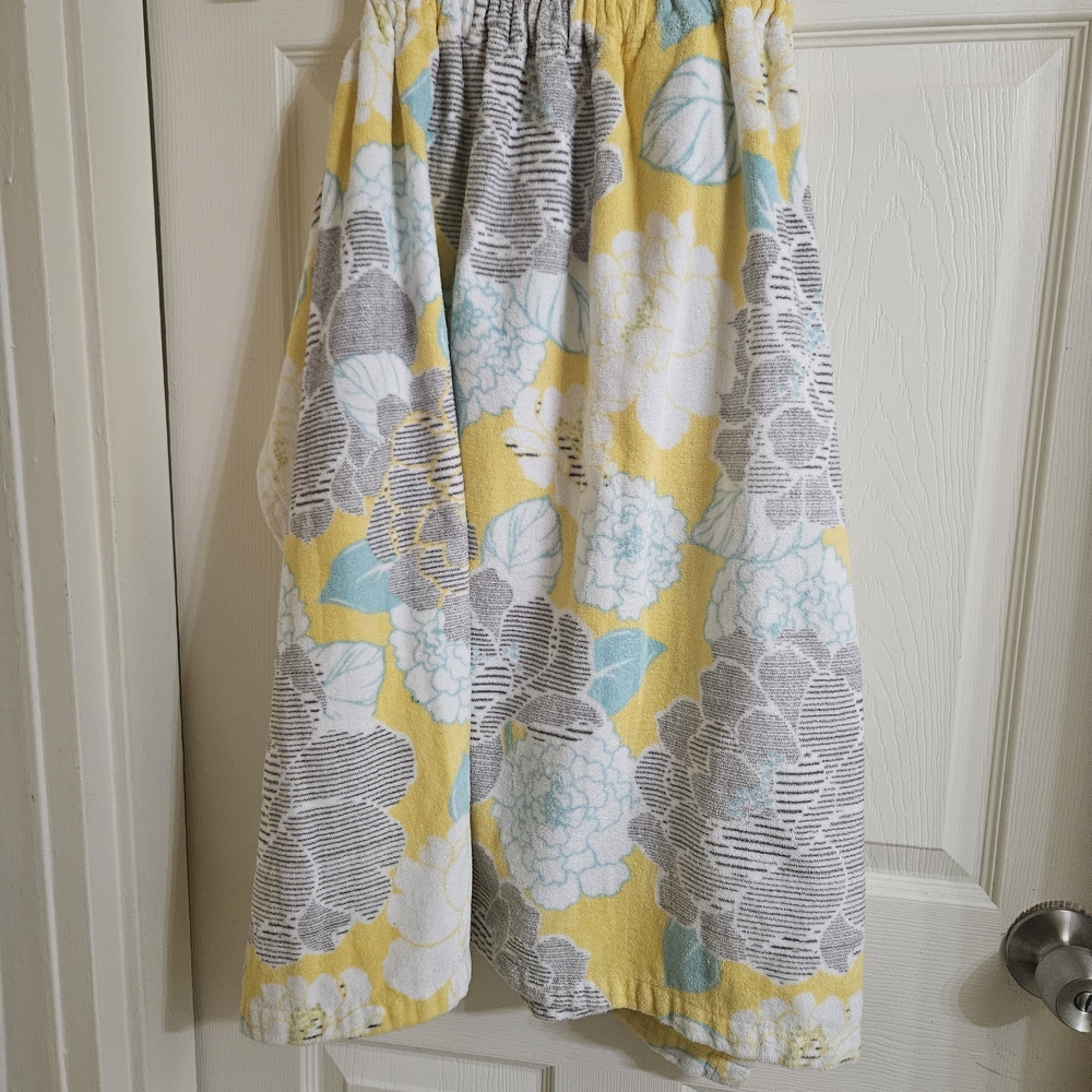 Room Essentials Yellow and Gray Floral Robe - Picture 5 of 5
